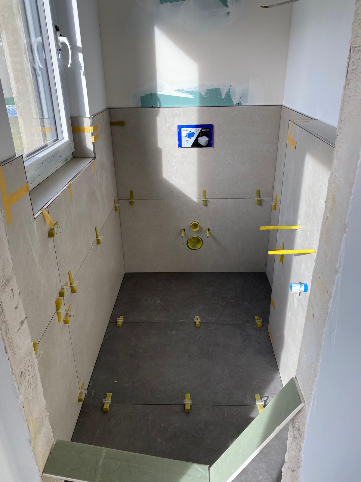 Schön gefliestes Bad von Goki Bau in Naumburg